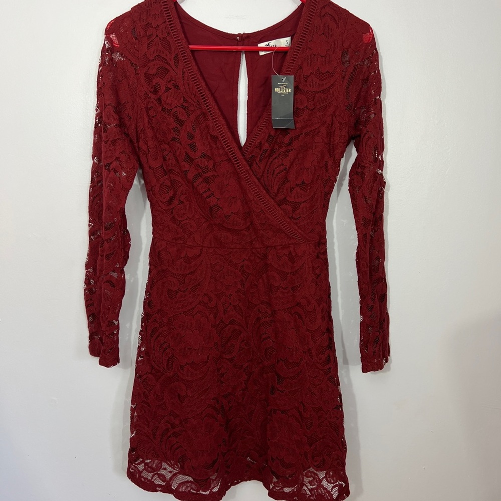 Hollister, small, fitted v neck lace mini dress, fitted, lined, maroon, cute